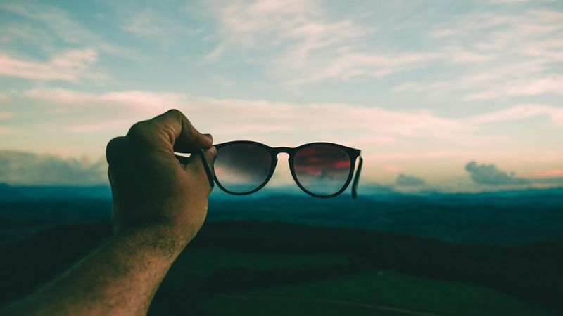 Polarized vs non-polarized sunglasses comparison for athletes and sports use